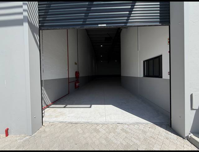 439M² WAREHOUSE TO LET IN STIKLAND INDUSTRIAL